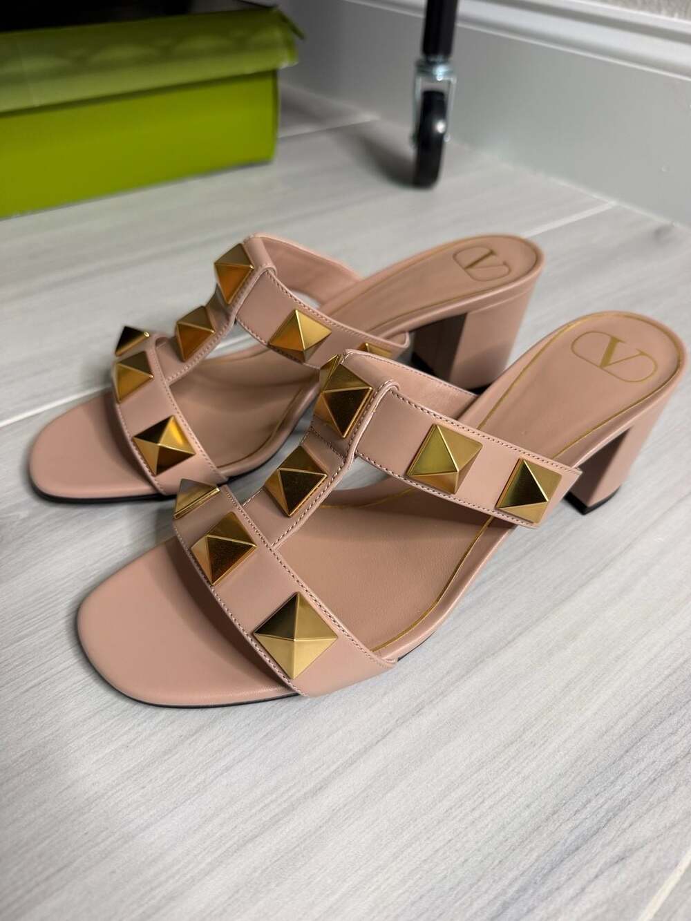 Valentino Garavani Roman Stud Slide Sandals Blush Pink Leather EU 38.5 MSRP $970